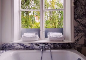 Produtos de toalete de grife, secador de cabelo, piso aquecido 