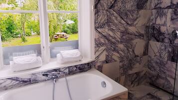 Habitación doble Deluxe | Baño | Amenidades de baño de diseñador y secadora de cabello