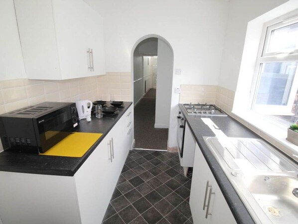 House, Private Bathroom (Victoria Road Whole House) | Shared kitchen - Townhouse @ Victoria Road Stoke (Stoke-on-Trent)
