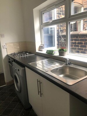 House, Private Bathroom (Victoria Road Whole House) | Shared kitchen - Townhouse @ Victoria Road Stoke (Stoke-on-Trent)