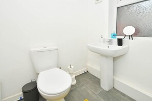 Bathroom - Townhouse @ Victoria Road Stoke (Stoke-on-Trent)