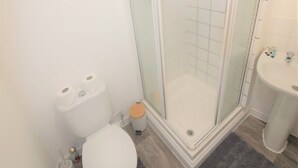 Badewanne, Haartrockner, Handtücher, Shampoo