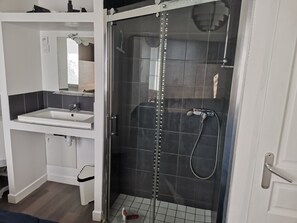 Shower - Charming cottage. (Brest)