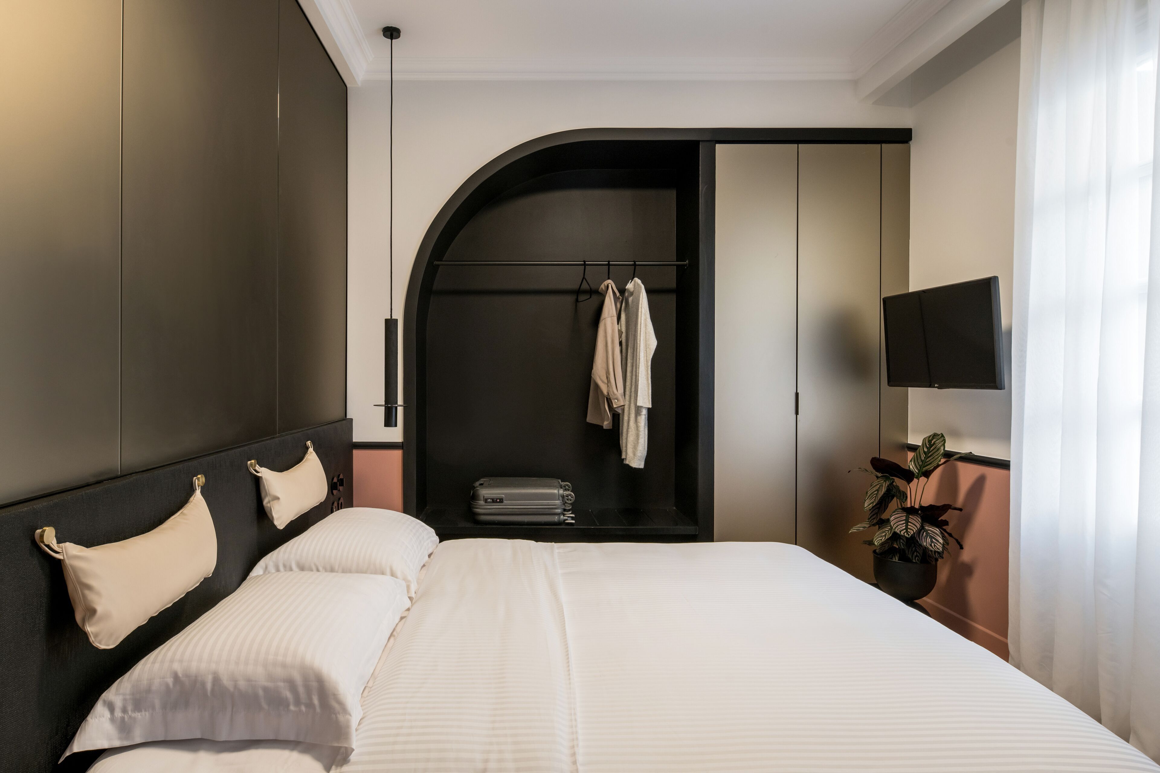 Literie de qualité, système d’insonorisation, accès au Wi-Fi (inclus)