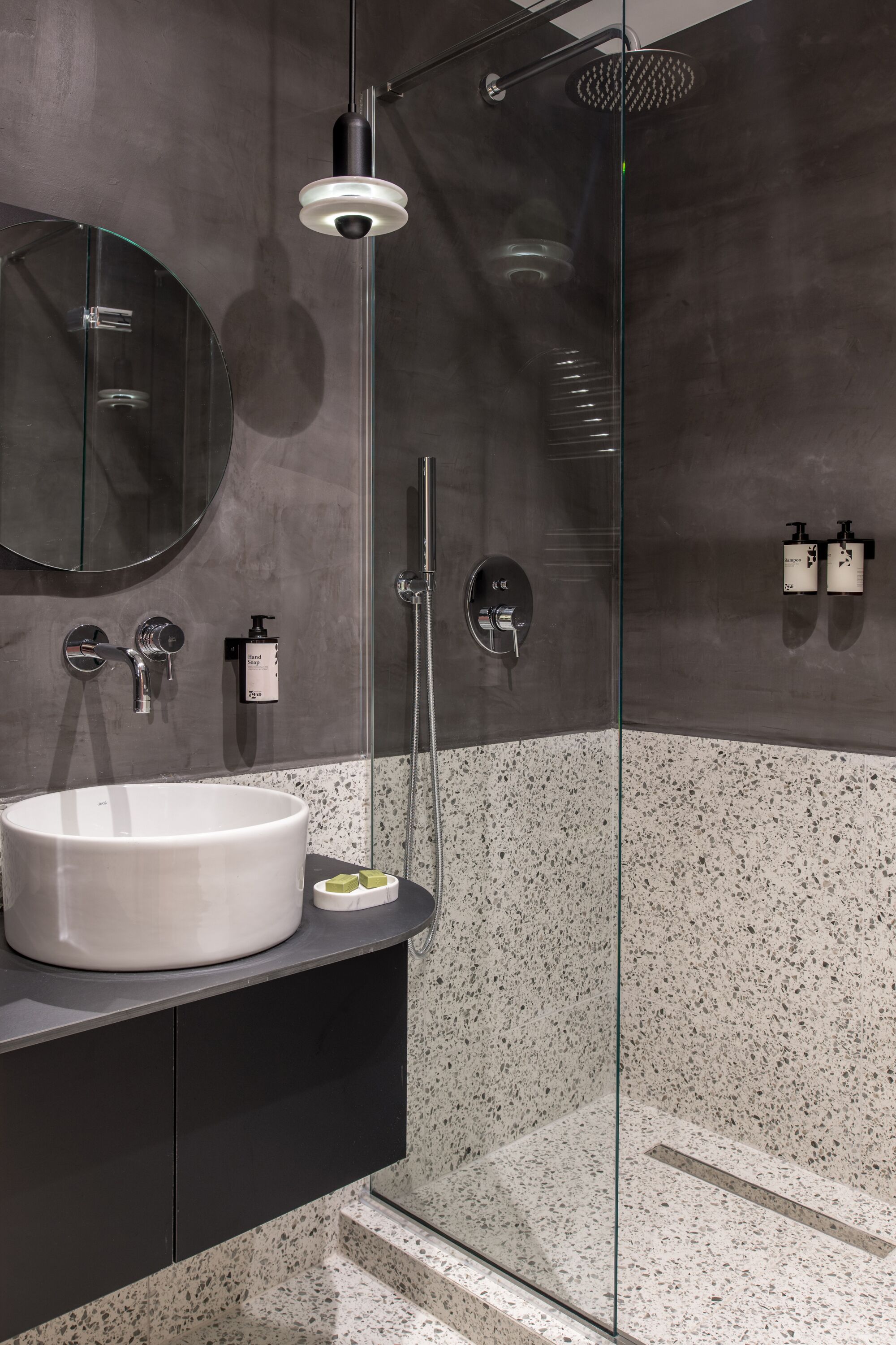 Business tweepersoonskamer | Badkamer | Een douche, een haardroger, handdoeken