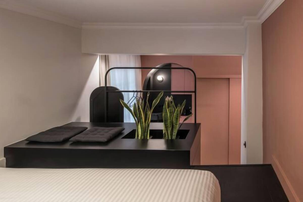Ropa de cama de alta calidad, sistema de insonorización, wifi gratis