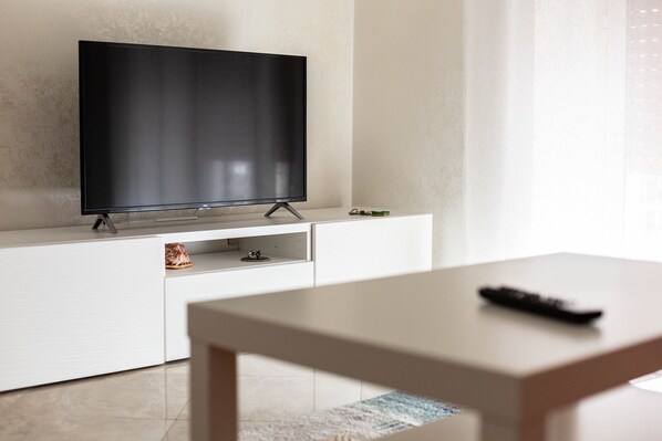 Classic-Apartment, 2 Schlafzimmer | Wohnbereich | Smart-TV