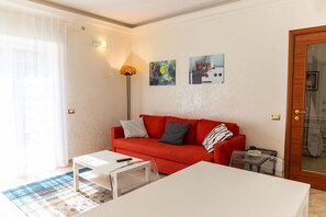 Classic-Apartment, 2 Schlafzimmer | Wohnbereich | Smart-TV