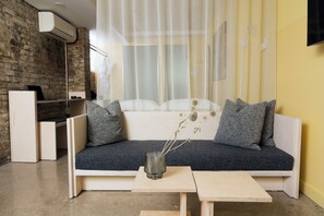 Traditional Double Room, Lower level | Oppholdsområde | En 40-tommers smart-TV med digitale kanaler samt TV og strømmetjenester