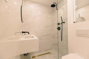 Superior Double Room | Bathroom