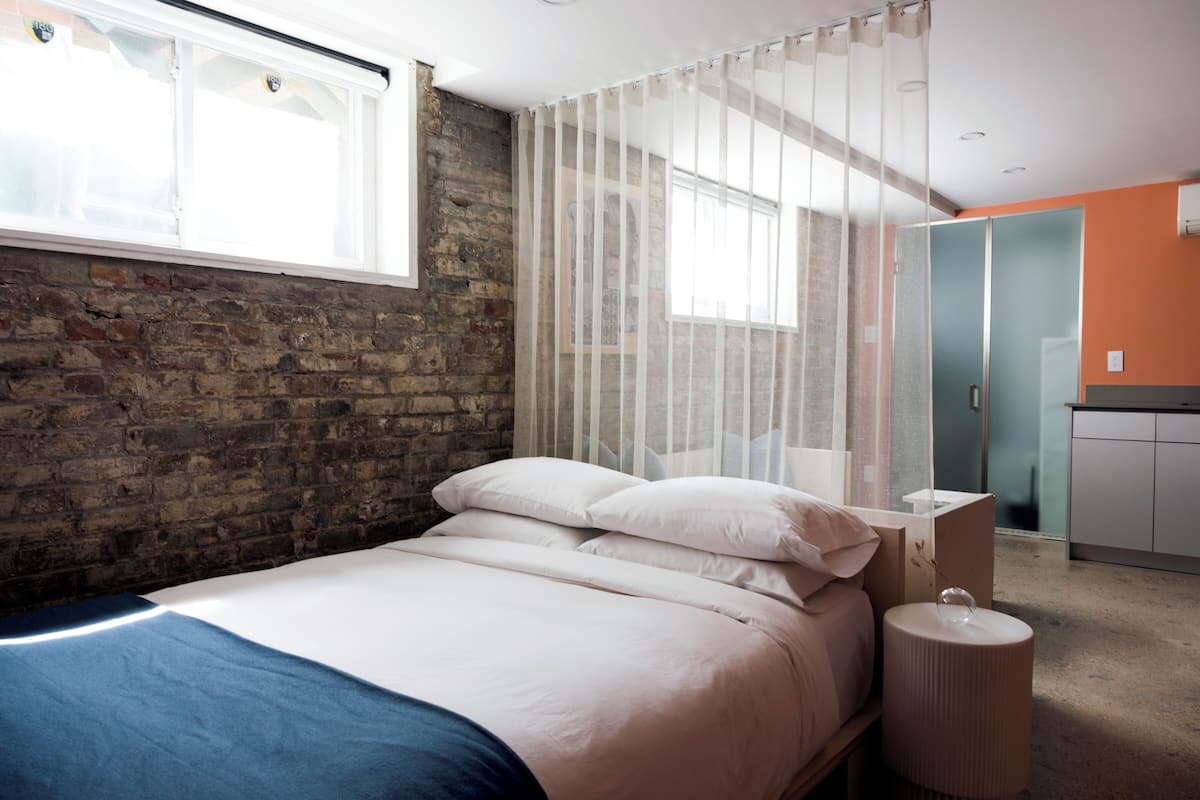 Design Double Room, Lower level | Selimut bulu angsa dan didekorasi berbeda-beda