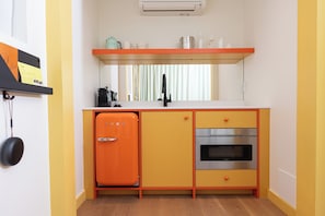Premium Studio | Private kitchen | Espresso maker, electric kettle, cleaning supplies, paper towels - Ode (Toronto)
