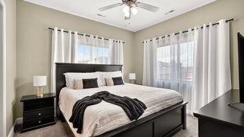 2 habitaciones, escritorio y tabla de planchar con plancha