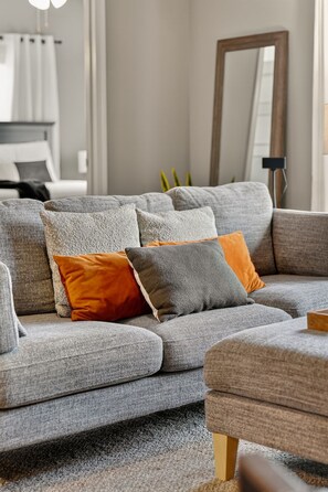 2 عدّة غرف نوم ومكتب ومكواة/لوح كي وسرير سفر