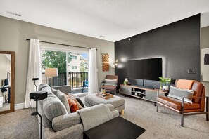 TV connectée, espaces bureaux, écrans d'ordinateur, imprimantes
