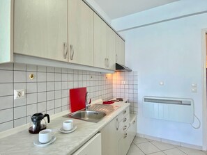 Kühlschrank, Ofen, Herdplatte, Wasserkocher mit Kaffee-/Teezubehör