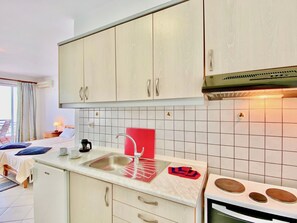 Kühlschrank, Ofen, Herdplatte, Wasserkocher mit Kaffee-/Teezubehör