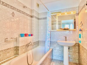 Shower, towels