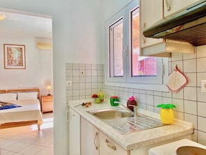 Fridge, oven, stovetop, coffee/tea maker - Villa Ourania - Studio 2 garden view (Messonghi)