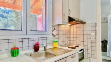 Jääkaappi, uuni, liesi, kahvin-/teenkeitin