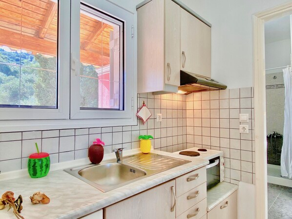 Jääkaappi, uuni, liesi, kahvin-/teenkeitin