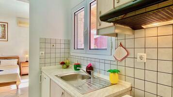 Frigorífico, horno, placa de cocina y cafetera o tetera