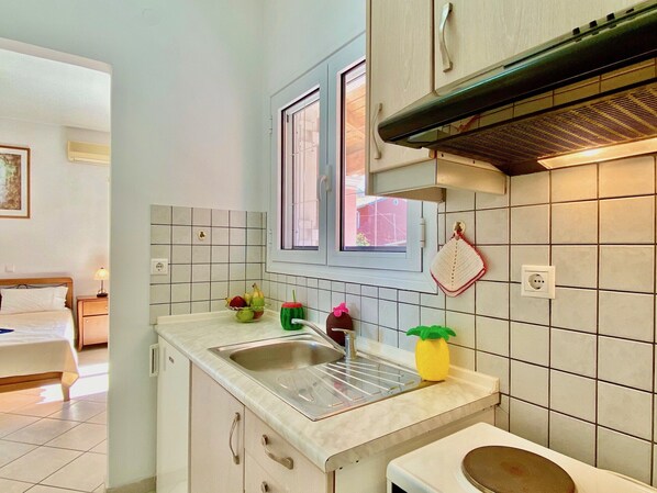 Frigorífico, horno, placa de cocina y cafetera o tetera