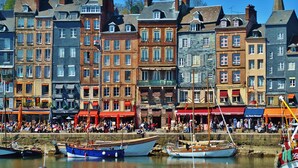 Un front marítim amb edificis històrics i vaixells amarrats.