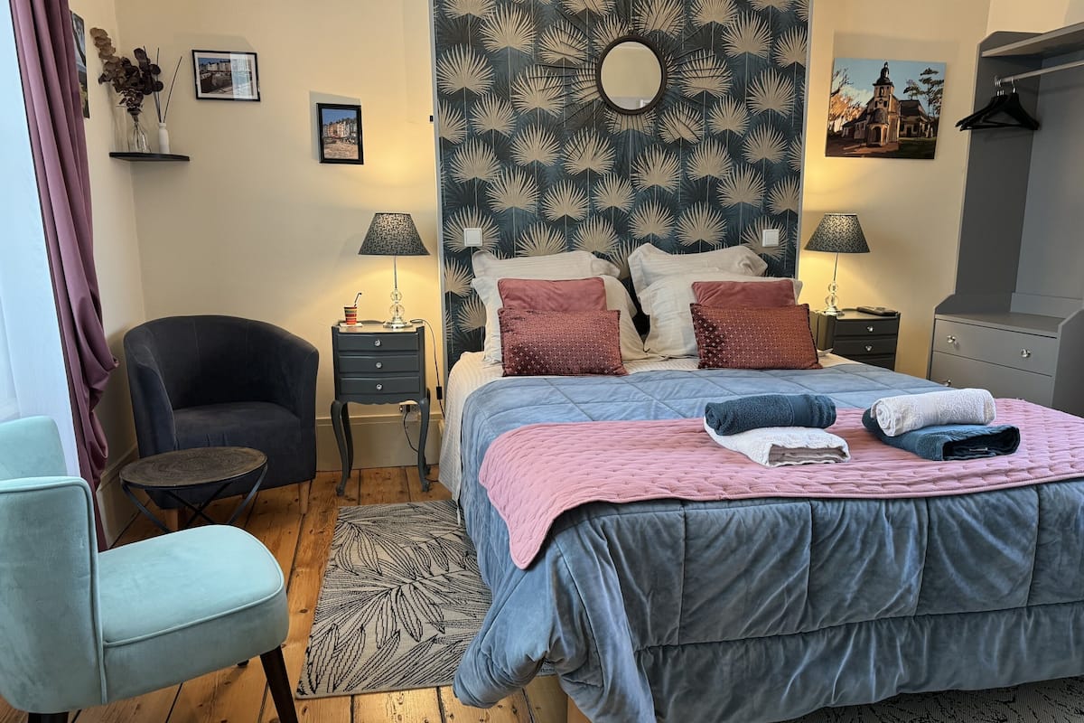 Double Room (Golden)