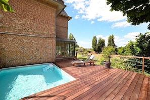 Una piscina al aire libre, una piscina climatizada