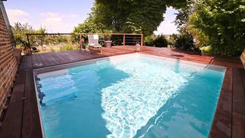 Piscine couverte, piscine chauffée, chaises longues