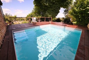 Una piscina al aire libre, una piscina climatizada