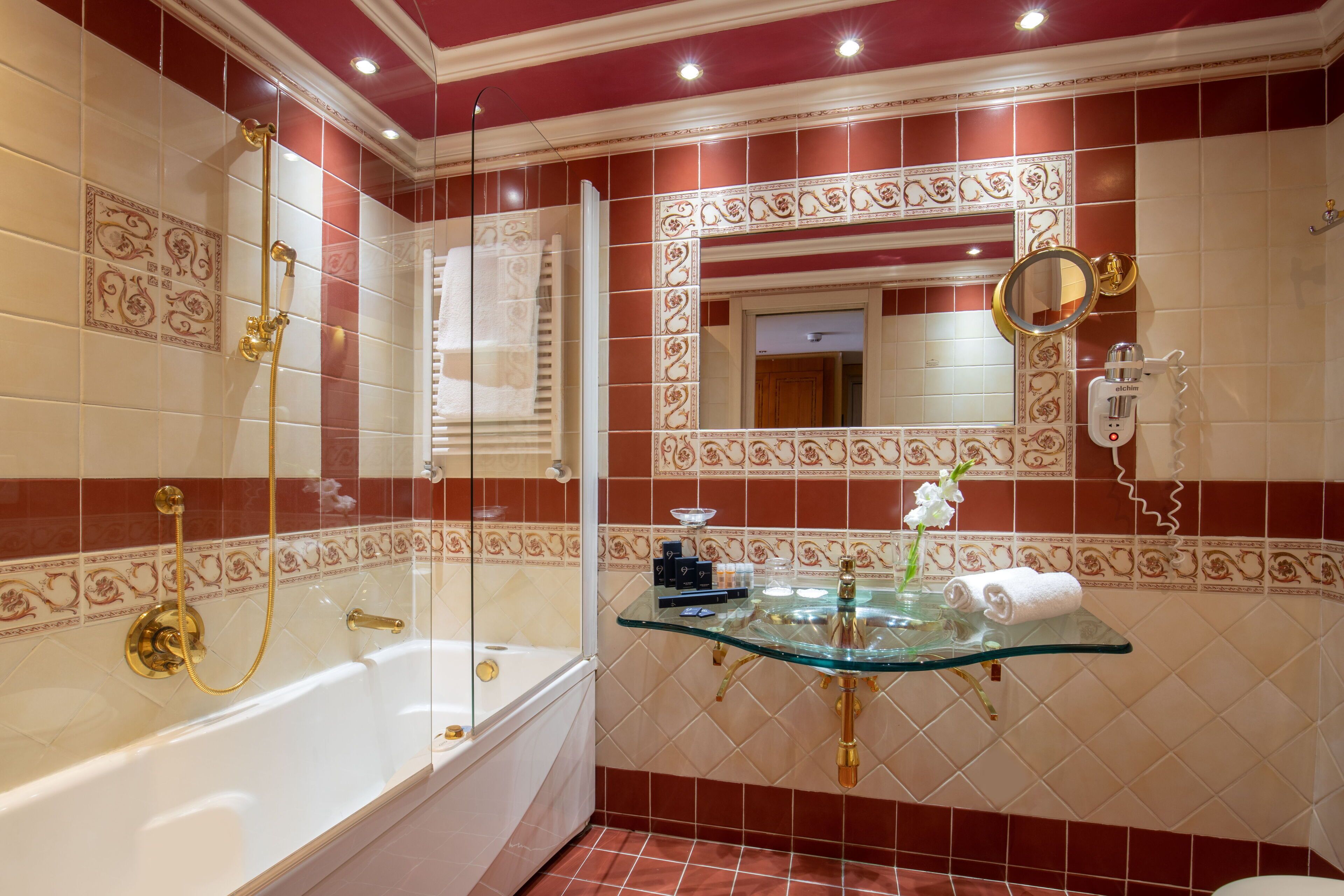 suite | 1 bedroom, minibar, in-room safe, desk