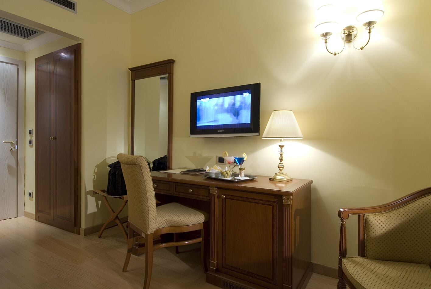 club double room | 1 bedroom, minibar, in-room safe, desk