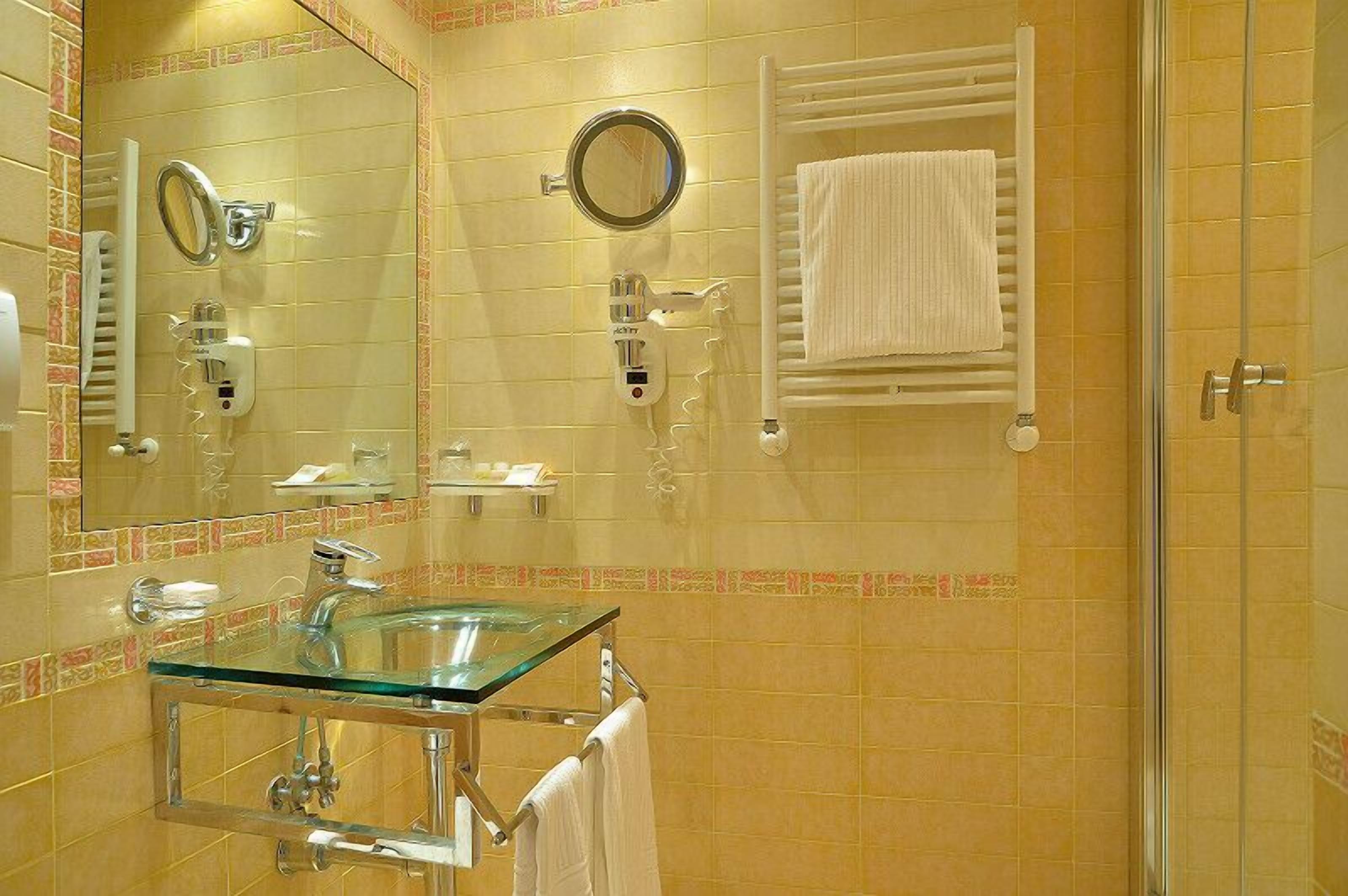 single room | bathroom | shower, rainfall showerhead, free toiletries, hair dryer
