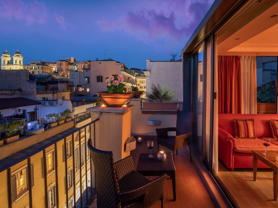 Suite | Een minibar, een kluis op de kamer, een bureau, een laptopwerkplek