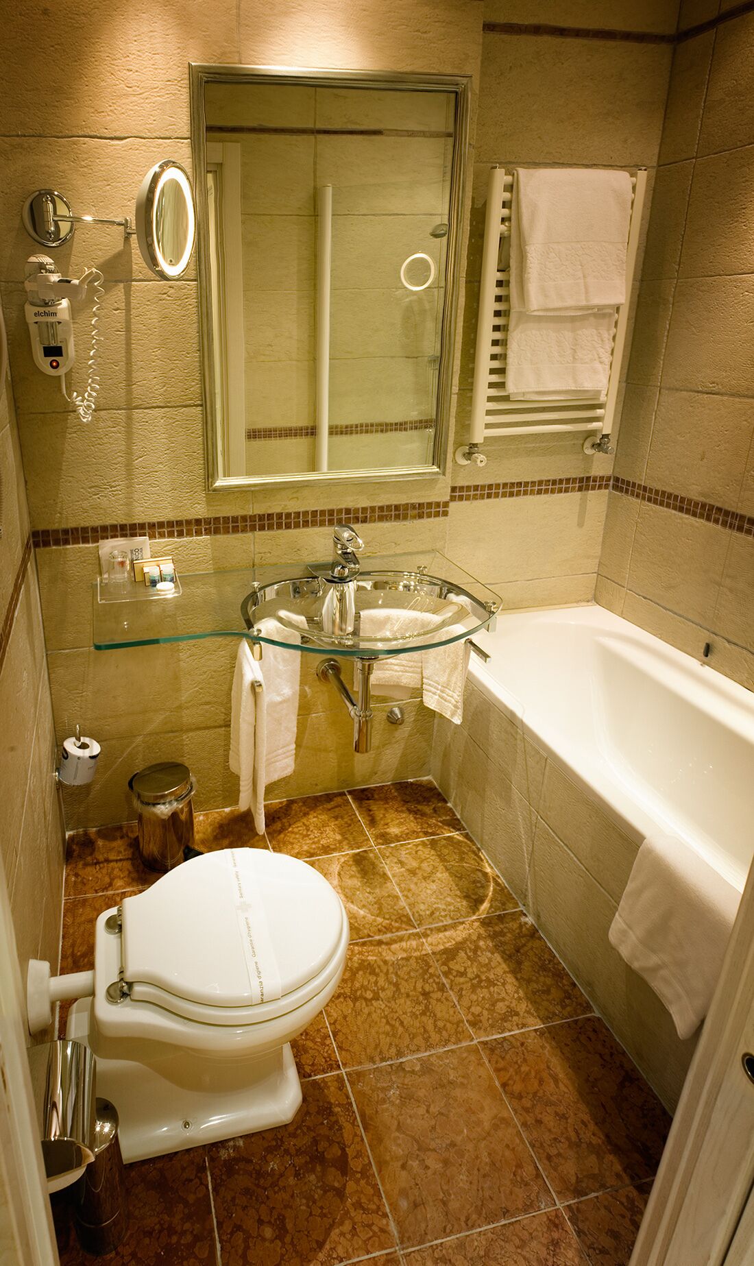 classic double room | bathroom | shower, rainfall showerhead, free toiletries, hair dryer