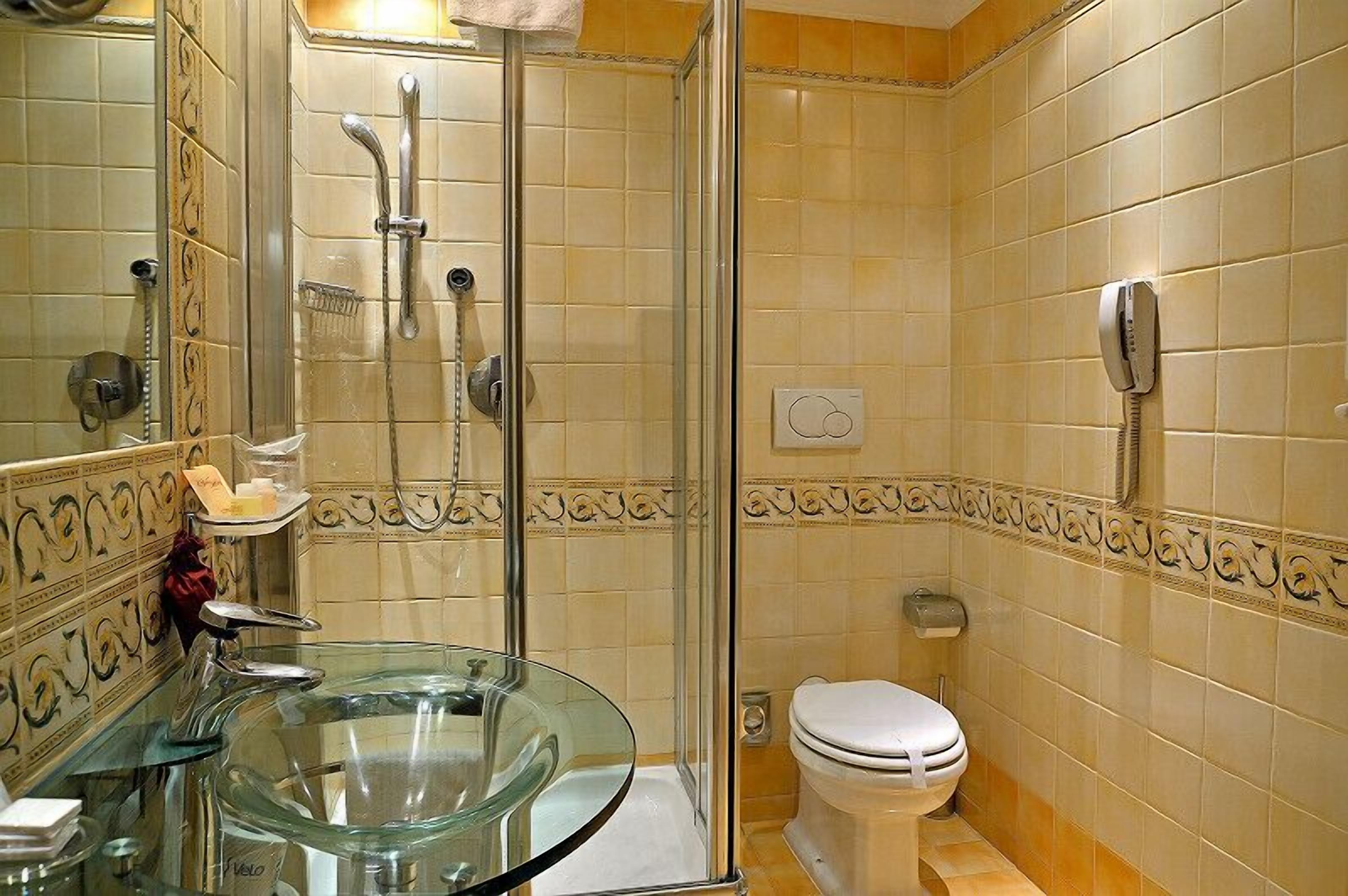 club double room | bathroom | shower, rainfall showerhead, free toiletries, hair dryer