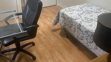 4 Schlafzimmer, Schreibtisch, Bügeleisen/Bügelbrett, kostenloses WLAN