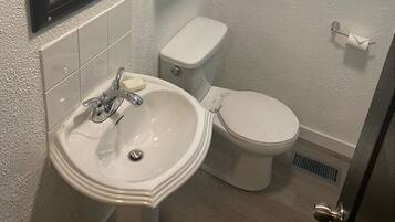 Duschwanne, Haartrockner, Handtücher, Seife