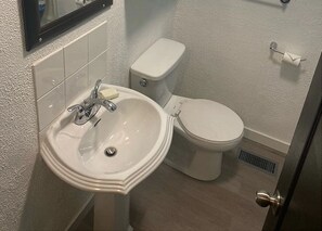 Duschwanne, Haartrockner, Handtücher, Seife