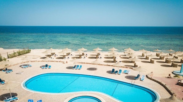Outdoor pool, pool umbrellas, sun loungers - Silver Beach Boutique Hotel (El Quseir)