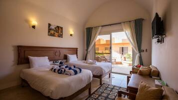 Camera Deluxe con 2 letti singoli, terrazzo, vista giardino | Minibar, una cassaforte in camera, una scrivania, postazione laptop