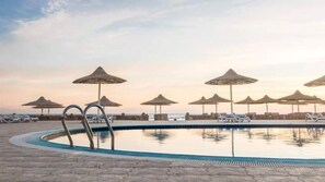 Outdoor pool, pool umbrellas, sun loungers - Silver Beach Boutique Hotel (El Quseir)