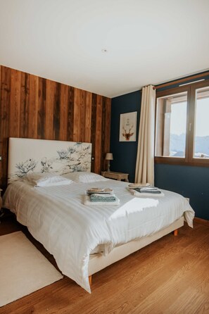 3 habitaciones, tabla de planchar con plancha y cuna de viaje 