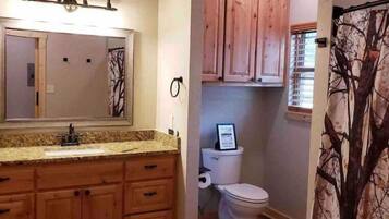 Ensemble douche/baignoire, serviettes fournies, shampoing