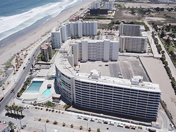 A high-rise hotel with a pool, located near a beach. - Departamento con Piscina y Spa en la Serena (La Serena)