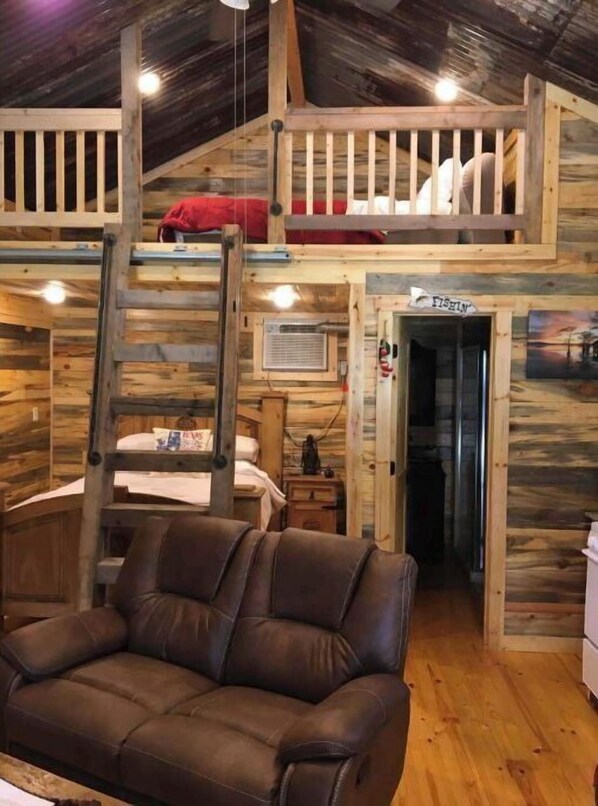 1 bedroom, bed sheets