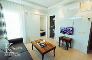 Deluxe Suite Sea View with Balcony | 1 bedroom, desk, laptop workspace, iron/ironing board - Kent Suit Otel (Mezitli)