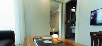 Deluxe Suite Sea View with Balcony | 1 dormitorio, escritorio, espacio para trabajar con un portátil